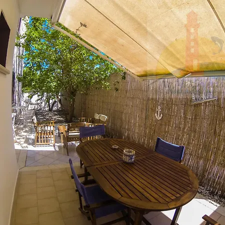 & La - Guest house